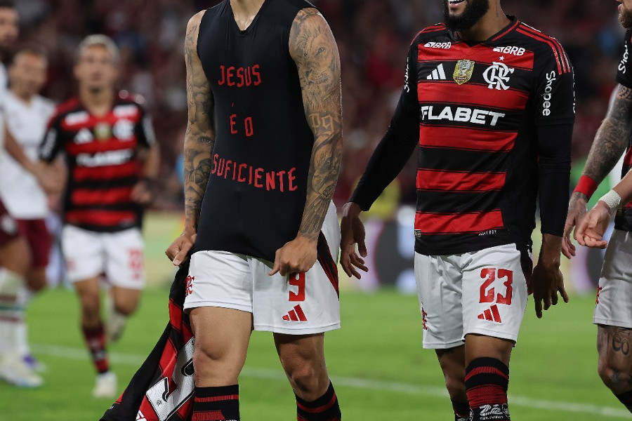 Flamengo Keeps Title Hopes Alive with Classic Win Over Fluminense